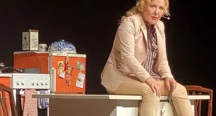 Tek kişilik komedi oyunu Shirley İzmir'de  tiyatroseverleri bekliyor