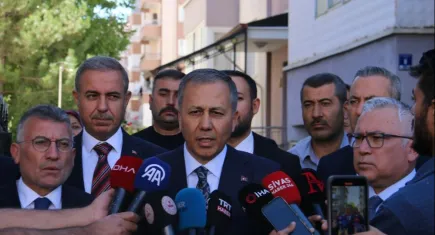 Bakan Yerlikaya şehit polis Şeyda Yılmaz’ın baba evini ziyaret ederek taziyede bulundu!