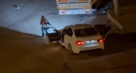 Sokak ortasında silahlı kavga: Yaralılar var