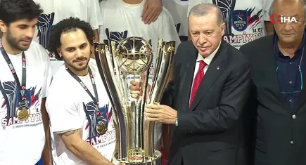 A. Efes kupasını Cumhurbaşkanı Erdoğan'dan aldı