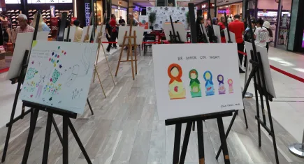 Kalp nakli beklediği sırada küçük Esila'nın çizdiği resimler sergilendi