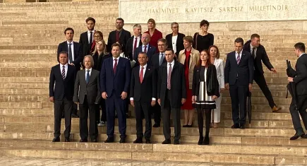 Özgür Özel'den Anıtkabir'e ziyaret
