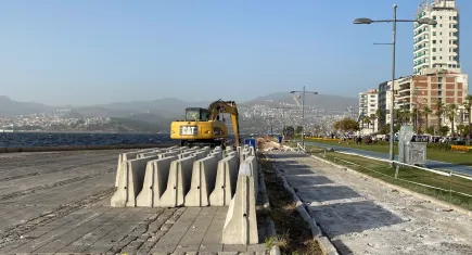 Alsancak sahilinde deniz taşkınlarına karşı fırtına duvarı projesi başladı
