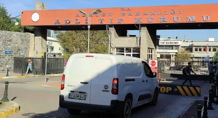 Cem Garipoğlu'nun ailesi, DNA örneği vermek için Adli Tıp'a geldi