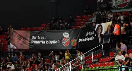 Karşıyakalı taraftarlardan Pınar pankartı