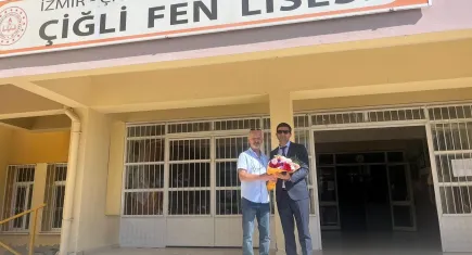 İzmir’de emekli olan 48 yıllık öğretmene duygusal sürpriz
