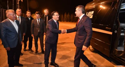 Bakan Tekin tasarruf tedbirlerine uydu, uygulama otelinde kaldı