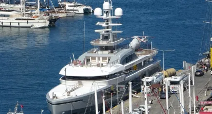 Fethiye’de Mega Yat "Cloudbreak" 65 ton yakıt aldı