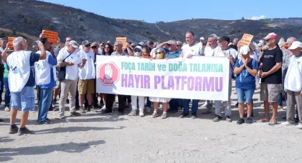 Foça’da çevrecilerden yangın protestosu