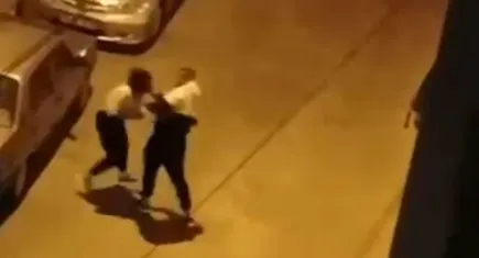 Genç kız kendisini defalarca yumruklayan erkek arkadaşının peşinden gitti