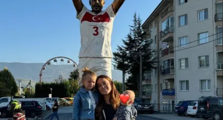 Merih Demiral’ın heykelinin önünde eşi fotoğraf çekip paylaştı