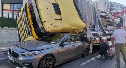 İzmir'de polisten kaçan tır dehşet saçtı