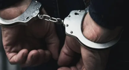 İzmir haber: Kadına şiddet suçundan aranıyordu, kadın polislerce enselendi