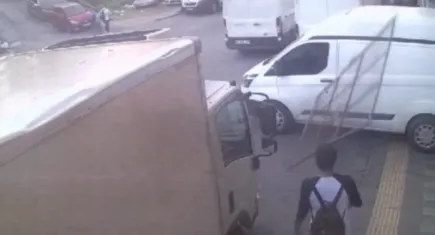 Üniversite öğrencisinin başına demir korkuluk düştü