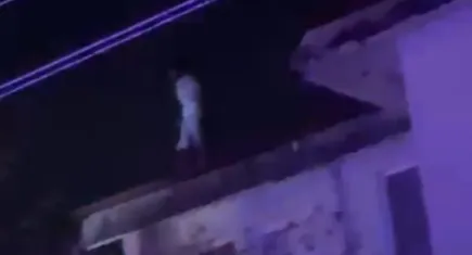 Misafirliğe gittiği akrabalarına kızdı, çatıya çıkıp ortalığı birbirine kattı