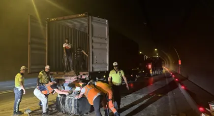 İzmir Haber: Bayraklı'da 3 araç zincirleme kaza yaptı
