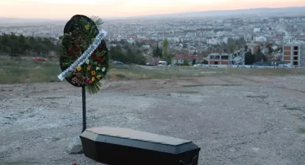 Arazinin ortasındaki tabut ve çelenk korkuttu