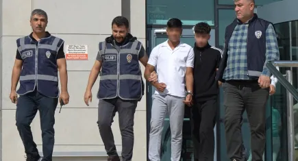 Kız kaçırmak için taksiyi bıçakla gasp ettiler!