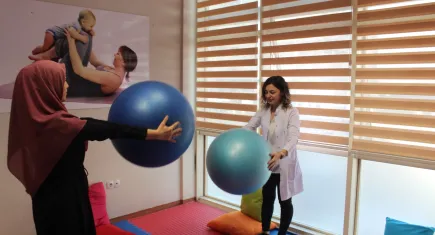Anne adayları gebe okulu ile doğuma hazırlanıyor