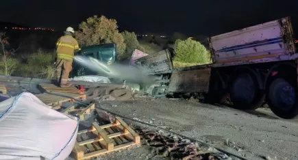 İzmir Aliağa'da feci kaza: Ata ardından tıra çarptı, araç alev aldı