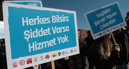 Sağlık çalışanına sözlü ve fiili saldırı: Hekimler için bıçak kemiğe dayanmıştır