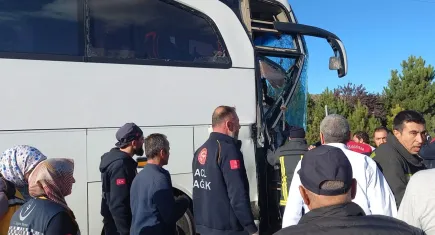 Afyonkarahisar'da can pazarı: Yolcu otobobüsü kamyona çarptı!