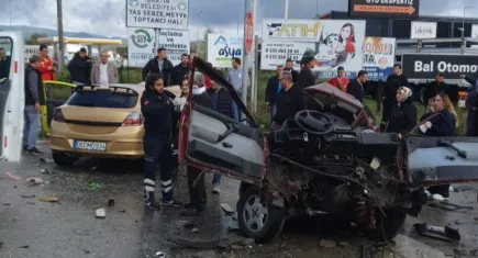 Feci kazada araç ikiye bölündü: 6 yaralı!