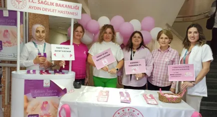 Meme kanserine dikkat çekmek için stant kurdular