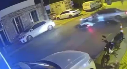İzmir'de motosiklet otomobile çarptı