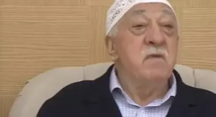 Gülen’in ölümü nedeniyle sokaklarda tatlı dağıttı