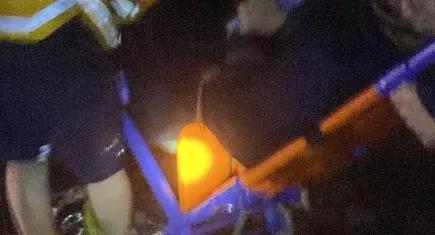 Hasta kadın sedye ile dereden geçirilerek hastaneye ulaştırıldı