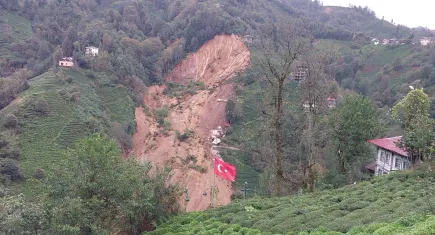 Rize'de heyelan! 3 ev yıkıldı