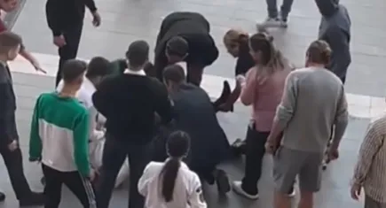 İzmir haber: Çocuklar alışveriş merkezindeki güvenliği bıçakladı