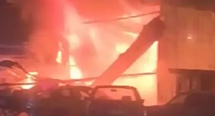 Eşi ile tartışan esnaf işyerini ateşe verdi