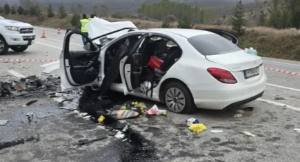 Erzincan’da feci kaza: 1 otomobil yandı, 5 kişi öldü