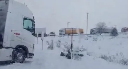 Ardahan’da tırlar yolda kaldı  