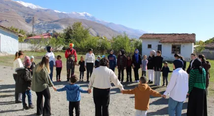 Erzincan'da üniversite öğrencileri çocukları sevindirdi  