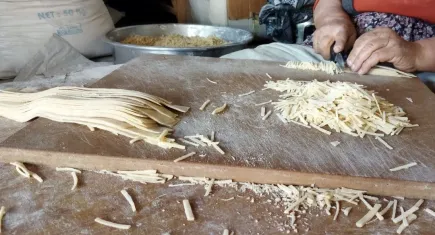 Erzincan’da kışlık erişte kesimine başlandı  
