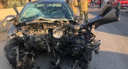 İzmir'de feci kaza: Servis minibüsüyle otomobil kafa kafaya çarpıştı!