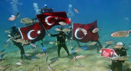 Cumhuriyet Bayramı'nı denizin dibinde kutladılar