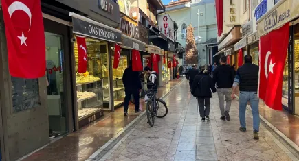 Eskişehir’de dükkanların önü Türk Bayrakları ile donatıldı