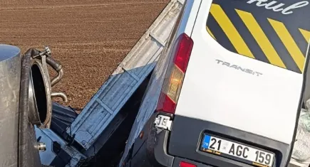 Öğretmen servisi kamyonetin altında kaldı