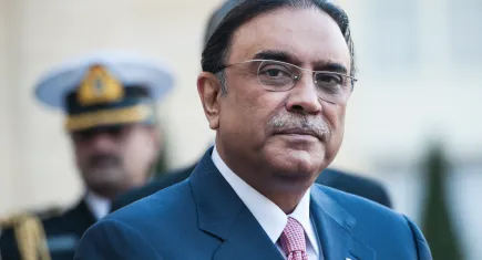 Asıf Ali Zardari bacağını kırdı