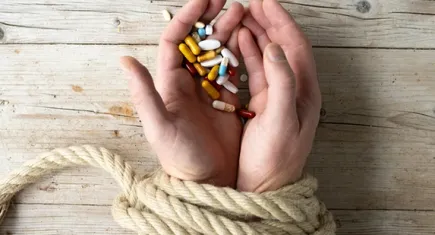 Karabağlar Belediyesi'nden bağımlılıkla mücadele semineri