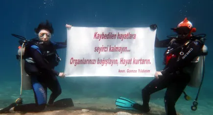 Dalgıçlar deniz altında organ bağışı için çağrı yaptı