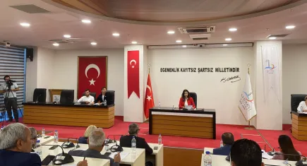 Bayraklı meclisinde rozetleri bırakma çağrısı ve kayyum gerilimi