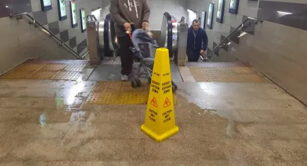 Taksim’de su borusu patladı: Metro sular altında kaldı