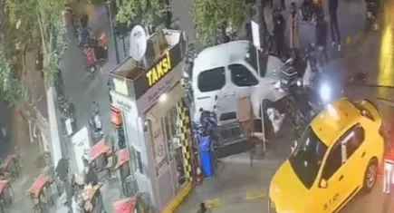 İzmir'de polisten kaçarken motosikletleri ezdi geçti