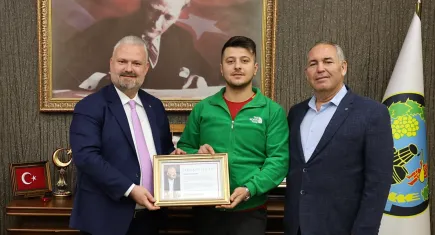 Pehlivan’dan bulduğu parayı sahibine teslim eden Demir’e teşekkür ve ödül