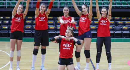 İzmir'in Sultanları evinde İBB Spor'u ağırlıyor